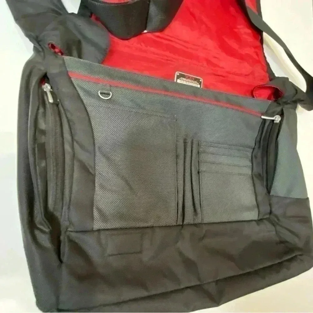 Tumi Tech bag 5112D padded laptop expandable bag unisex travel by messenger bag